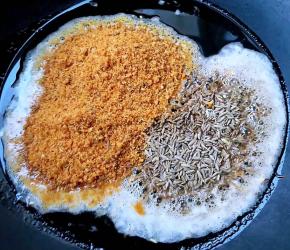 另起锅倒入底油加热放入孜然、烧烤料