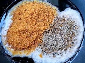 另起锅倒入底油加热放入孜然、烧烤料