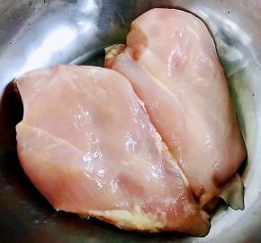 准备新鲜的鸡胸脯肉洗净沥干水份备用
