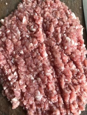 猪瘦肉洗净后剁成碎末