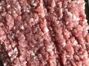猪瘦肉洗净后剁成碎末