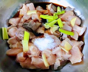 鸡胸脯肉切成大小均匀的块状放入调味料一品鲜酱油、蚝油、糖、料酒、黑胡椒粉、葱、姜