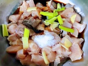 鸡胸脯肉切成大小均匀的块状放入调味料一品鲜酱油、蚝油、糖、料酒、黑胡椒粉、葱、姜