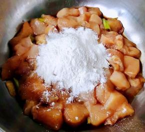 调味料入味后放入干淀粉