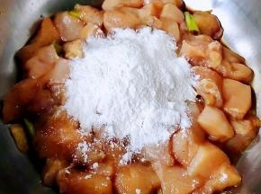 调味料入味后放入干淀粉