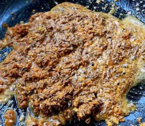 调味料炒至熟透入味