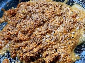 调味料炒至熟透入味