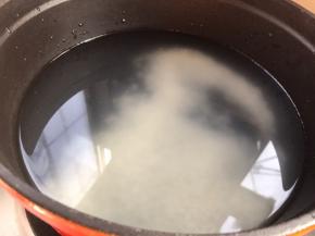 梗米洗净后放入锅中，加入十倍以上的清水