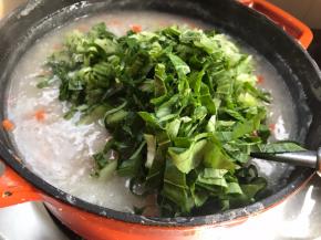 加入青菜碎拌匀煮沸