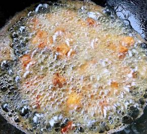 锅中倒入适量底油加热依次放入鸡胸脯肉大火炸至金黄色漂浮起来即可