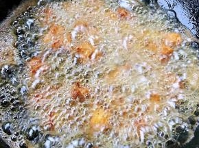 锅中倒入适量底油加热依次放入鸡胸脯肉大火炸至金黄色漂浮起来即可