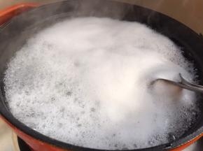 沸腾后转中火煮半小时左右