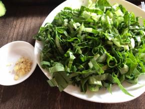 青菜洗净后切碎，姜末备用