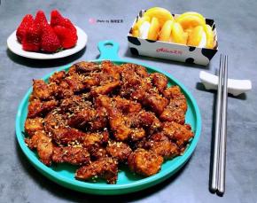 美味可口的孜然香辣鸡丁装入盘中就大功告成了