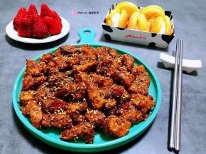 美味可口的孜然香辣鸡丁装入盘中就大功告成了