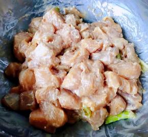 干淀粉均匀的裹上鸡胸脯肉