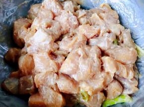 干淀粉均匀的裹上鸡胸脯肉