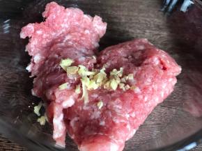 加入姜末和料酒拌匀