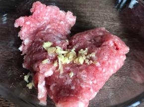 加入姜末和料酒拌匀