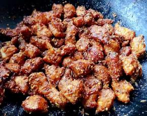 炒至鸡丁完全裹上调味料就大功告成了