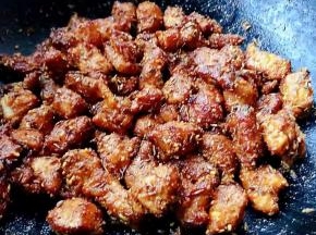 炒至鸡丁完全裹上调味料就大功告成了