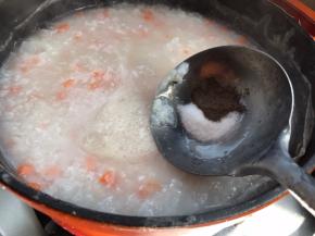 调入盐和胡椒粉搅拌均匀