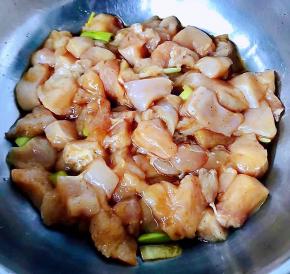 所有调味料拌匀煨制二十分钟入味