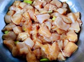 所有调味料拌匀煨制二十分钟入味