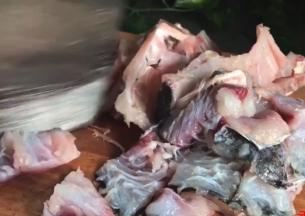 鱼骨和鱼皮剁成小块另用