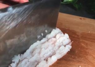用刀背把鱼肉剁成泥