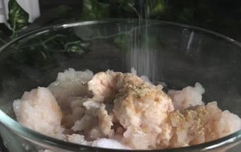 鱼泥中加入盐、料酒、白胡椒粉拌匀腌制一会儿