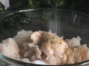 鱼泥中加入盐、料酒、白胡椒粉拌匀腌制一会儿