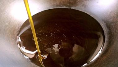 起锅烧油至八成热