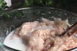 再加入淀粉水搅拌均匀至顺滑上劲