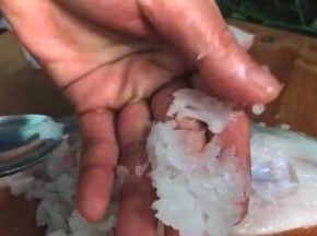 用不锈钢勺子把鱼肉刮下来