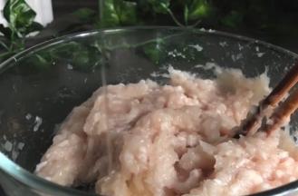 再加入蛋清混合均匀