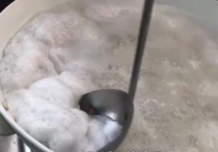 沸腾后撇去浮沫