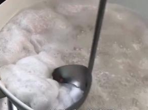 沸腾后撇去浮沫