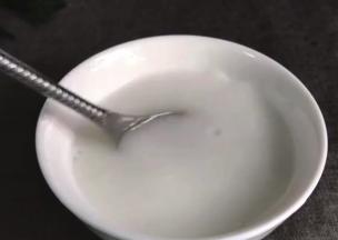 加入两倍的清水拌匀