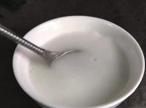 加入两倍的清水拌匀