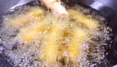 放入香蕉中火炸至变色