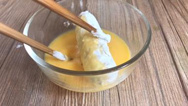 裹上鸡蛋液