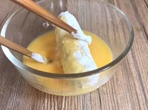 裹上鸡蛋液