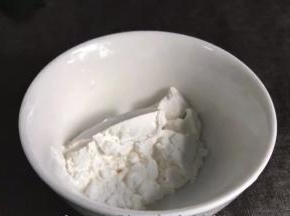 淀粉装入碗中