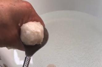 锅中烧水至5成热，用手虎口处挤出鱼泥成丸子，放入温水中，中火煮