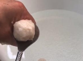 锅中烧水至5成热，用手虎口处挤出鱼泥成丸子，放入温水中，中火煮