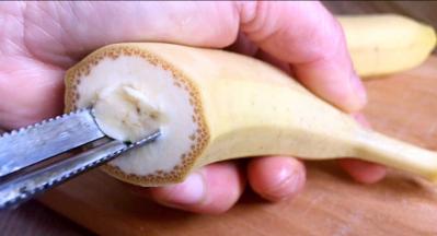 把香蕉心挖出一小孔
