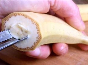 把香蕉心挖出一小孔