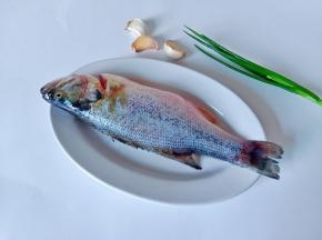 准备鲈鱼，葱姜蒜。