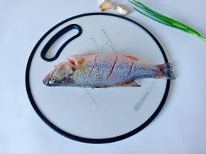 把鲈鱼内脏清除干净，正反面各划几刀，便于入味。